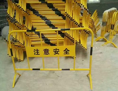 黃黑鐵馬<a href='http://m.fvsm.cn' target='_blank'><u>護欄</u></a>