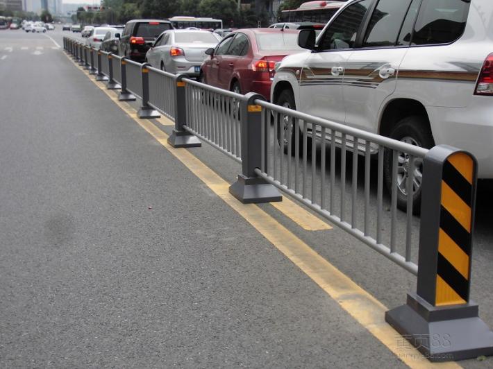 <a href='http://m.fvsm.cn' target='_blank'><u>道路<a href='http://m.fvsm.cn' target='_blank'><u>護(hù)欄</u></a></u></a>