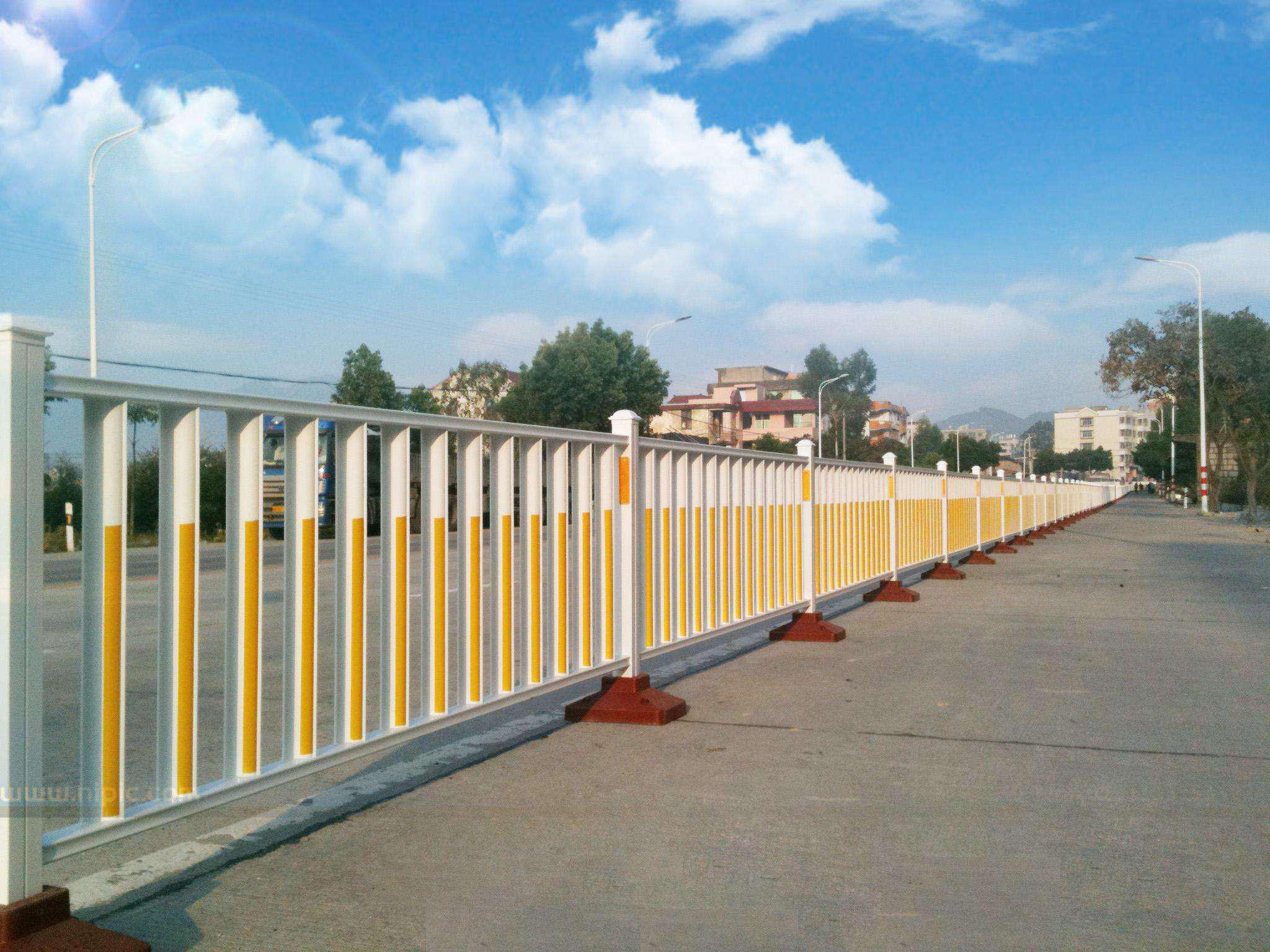 道路<a href='http://m.fvsm.cn' target='_blank'><u>護(hù)欄</u></a>
